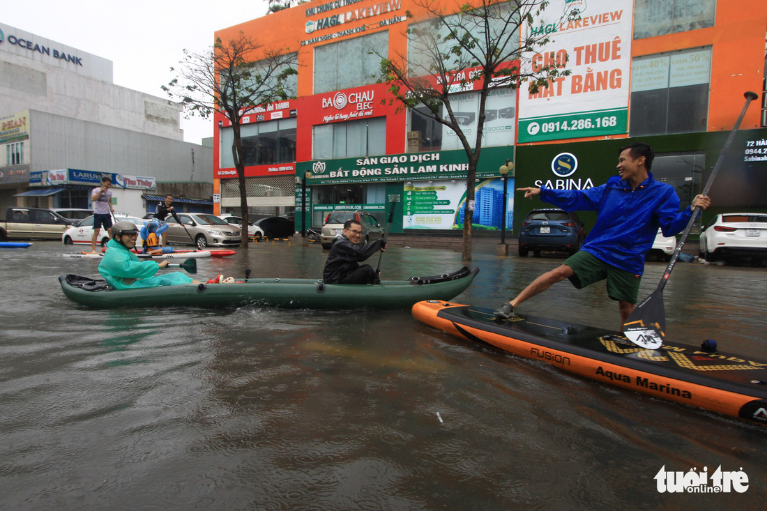 Bi hài cảnh giới trẻ đua thuyền trên phố Đà Nẵng - Ảnh 2.