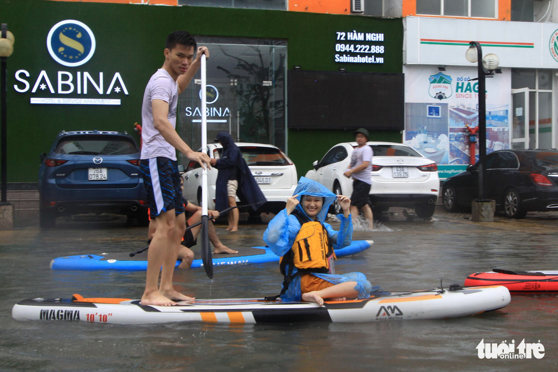 Bi hài cảnh giới trẻ đua thuyền trên phố Đà Nẵng - Ảnh 4.