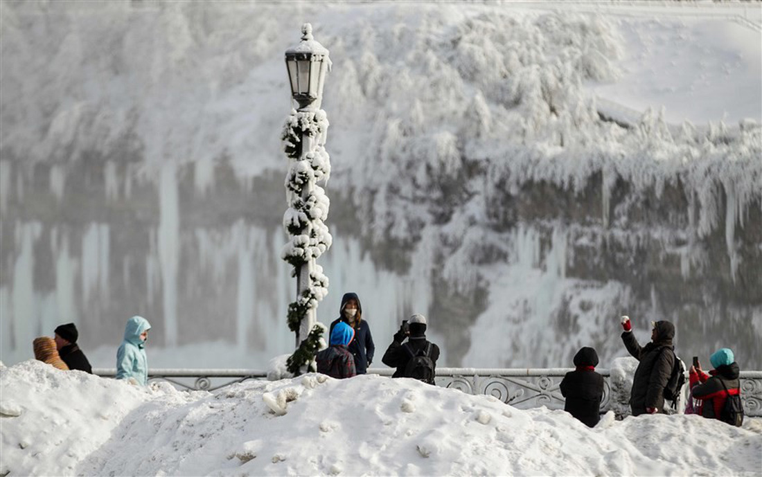 Du khách ngắm thác Niagara trong băng giá - Ảnh 15.