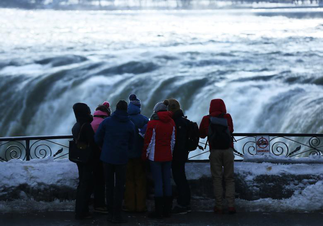 Du khách ngắm thác Niagara trong băng giá - Ảnh 16.