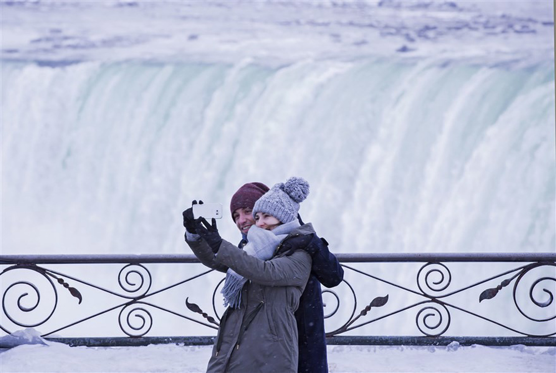 Du khách ngắm thác Niagara trong băng giá - Ảnh 17.