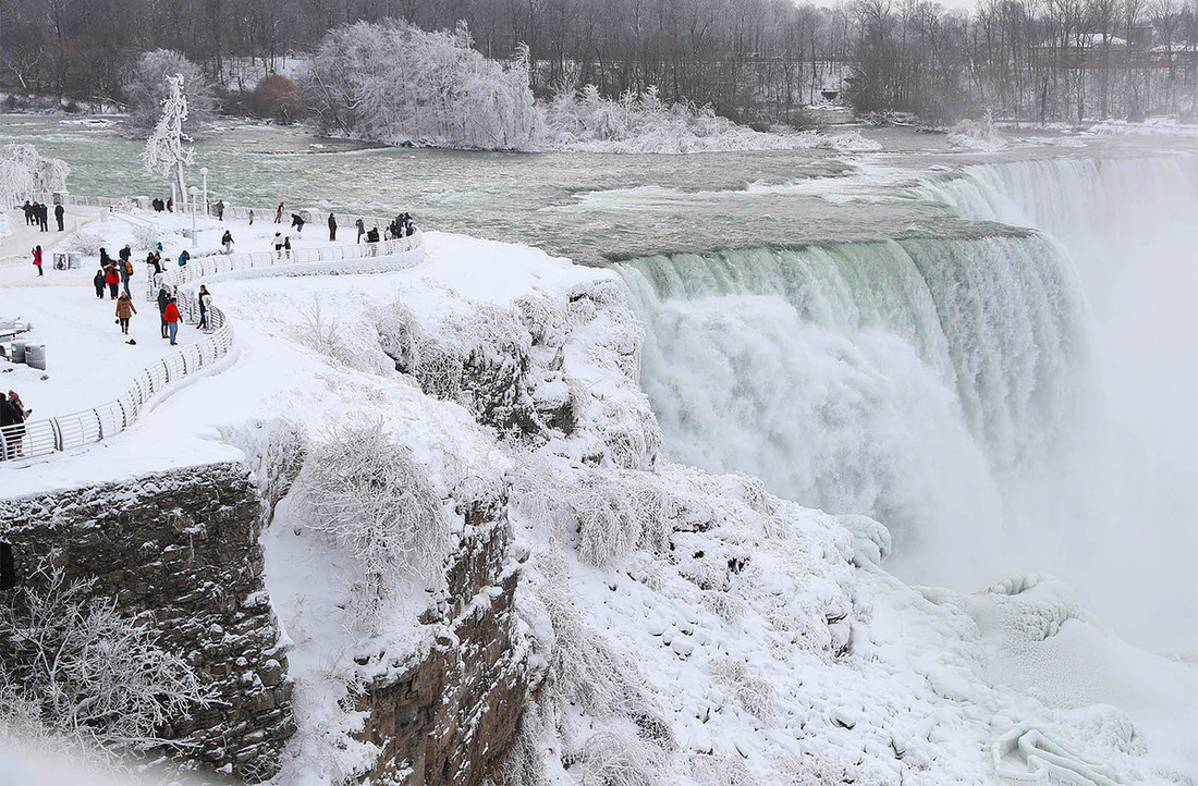 Du khách ngắm thác Niagara trong băng giá - Ảnh 18.