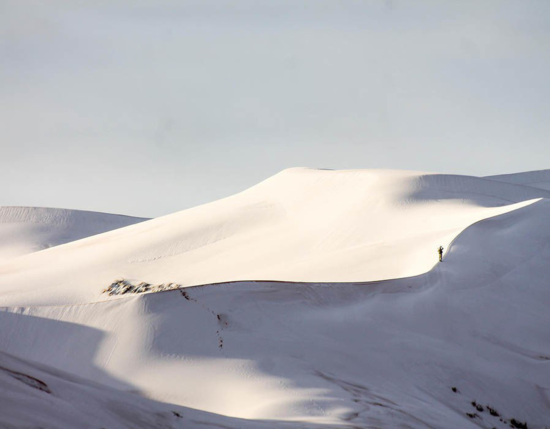 Chuyện khó tin: tuyết rơi phủ trắng sa mạc Sahara - Ảnh 2.
