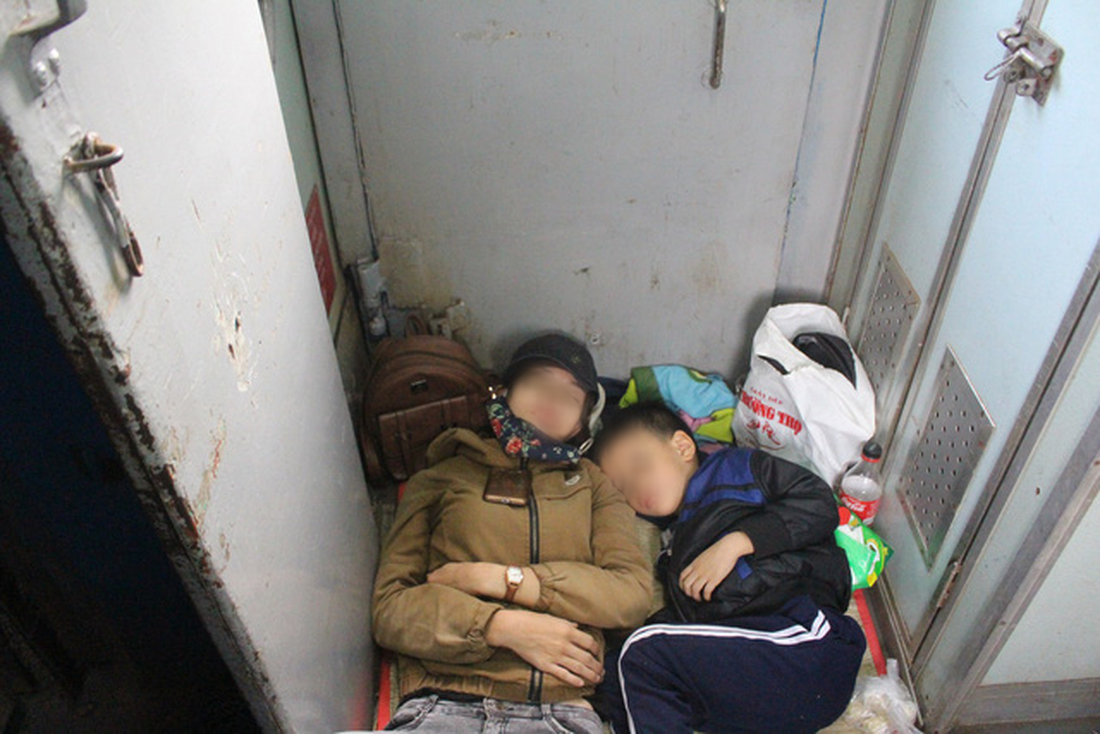 Hành khách phải ngủ gầm ghế, ngồi ngay cửa nhà vệ sinh trên tàu - Ảnh 3.