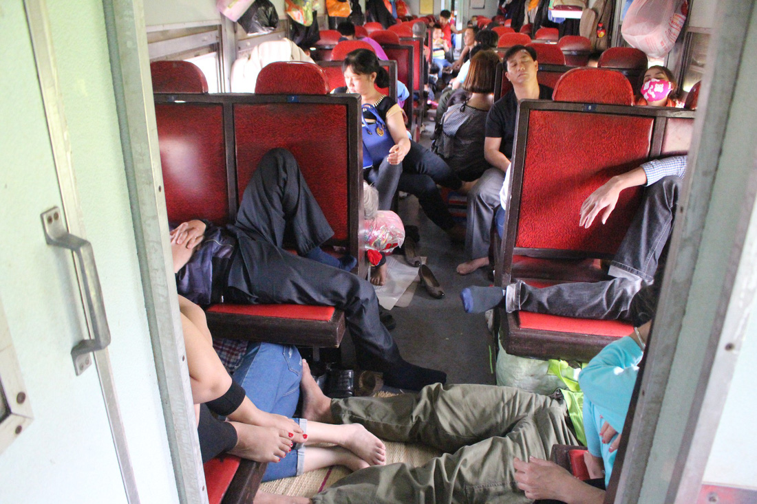 Hành khách phải ngủ gầm ghế, ngồi ngay cửa nhà vệ sinh trên tàu - Ảnh 11.