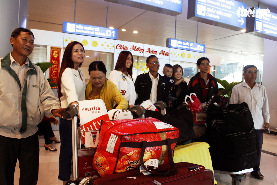 Đón dâu miền Tây từ Đài Loan về ăn tết ở sân bay Cần Thơ - Ảnh 1.