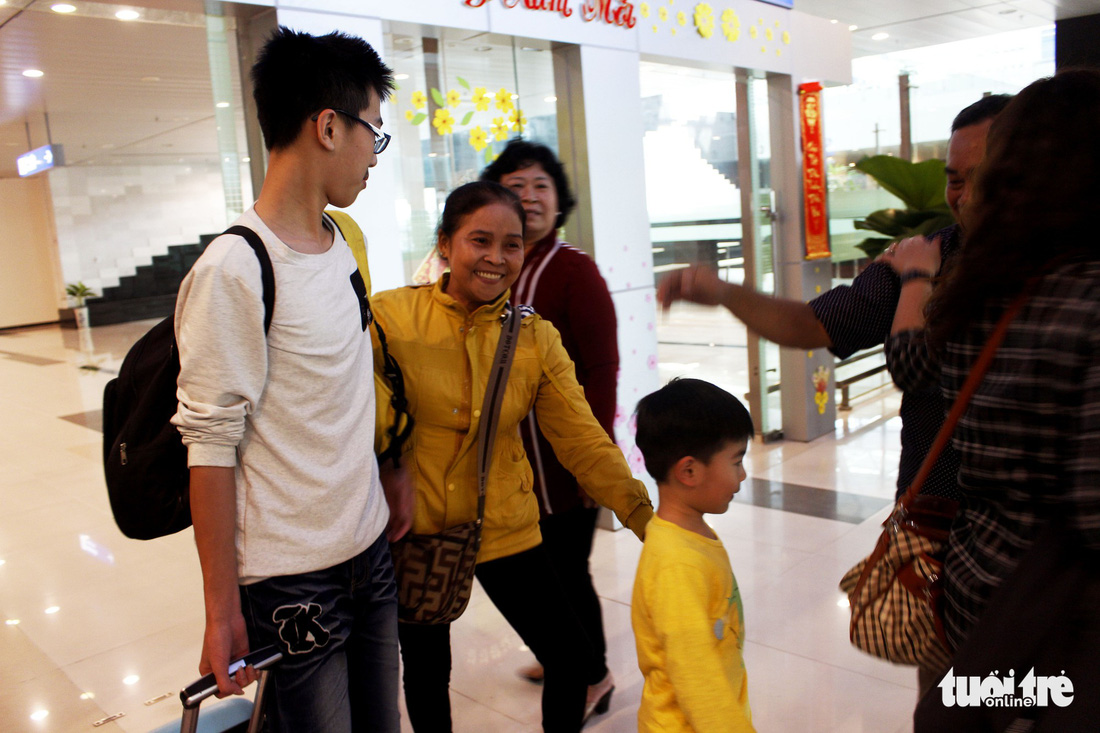 Đón dâu miền Tây từ Đài Loan về ăn tết ở sân bay Cần Thơ - Ảnh 13.