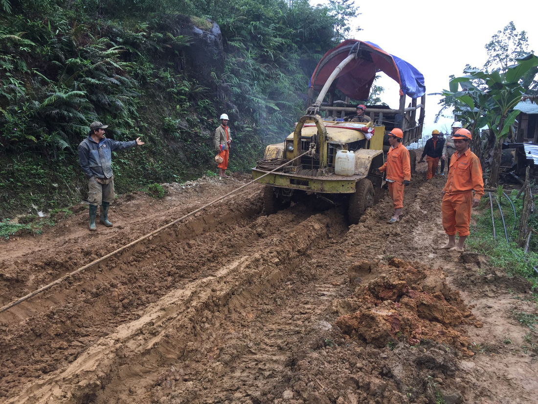 Kéo điện lên đỉnh Ngọc Linh - Ảnh 1.