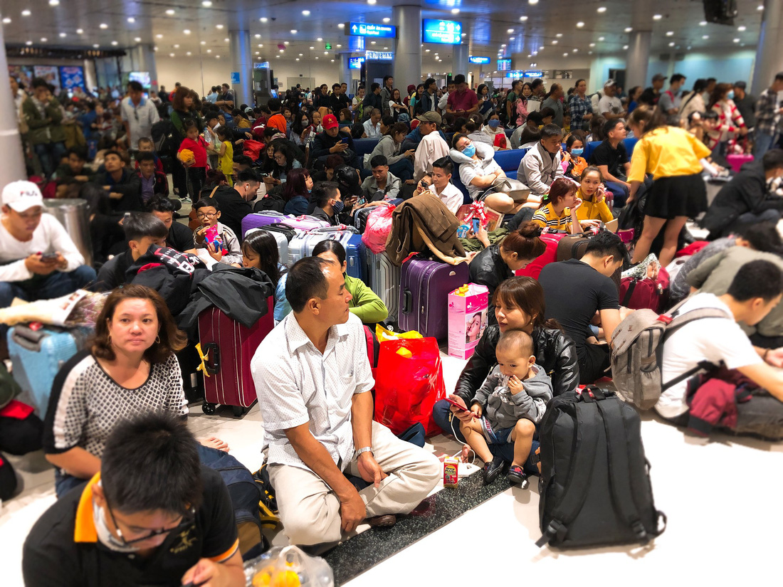 Máy bay liên tục trễ chuyến, hàng nghìn khách vạ vật ở Tân Sơn Nhất - Ảnh 2.