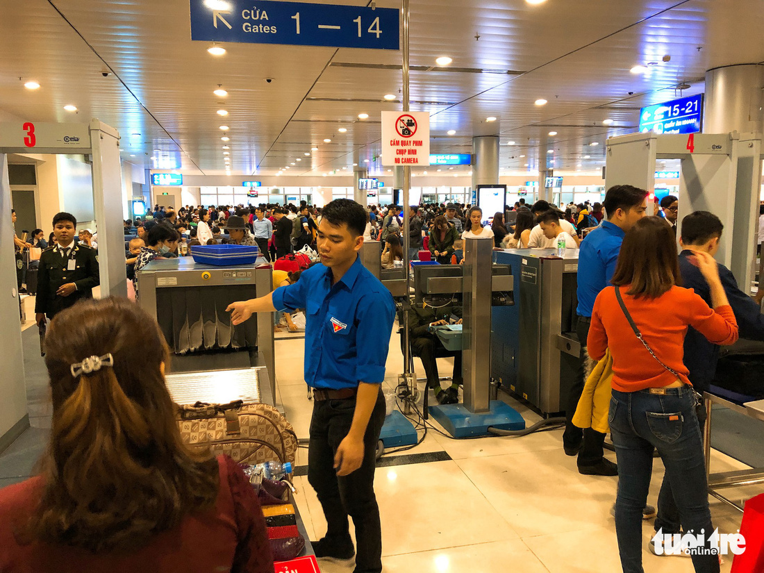 Máy bay liên tục trễ chuyến, hàng nghìn khách vạ vật ở Tân Sơn Nhất - Ảnh 11.