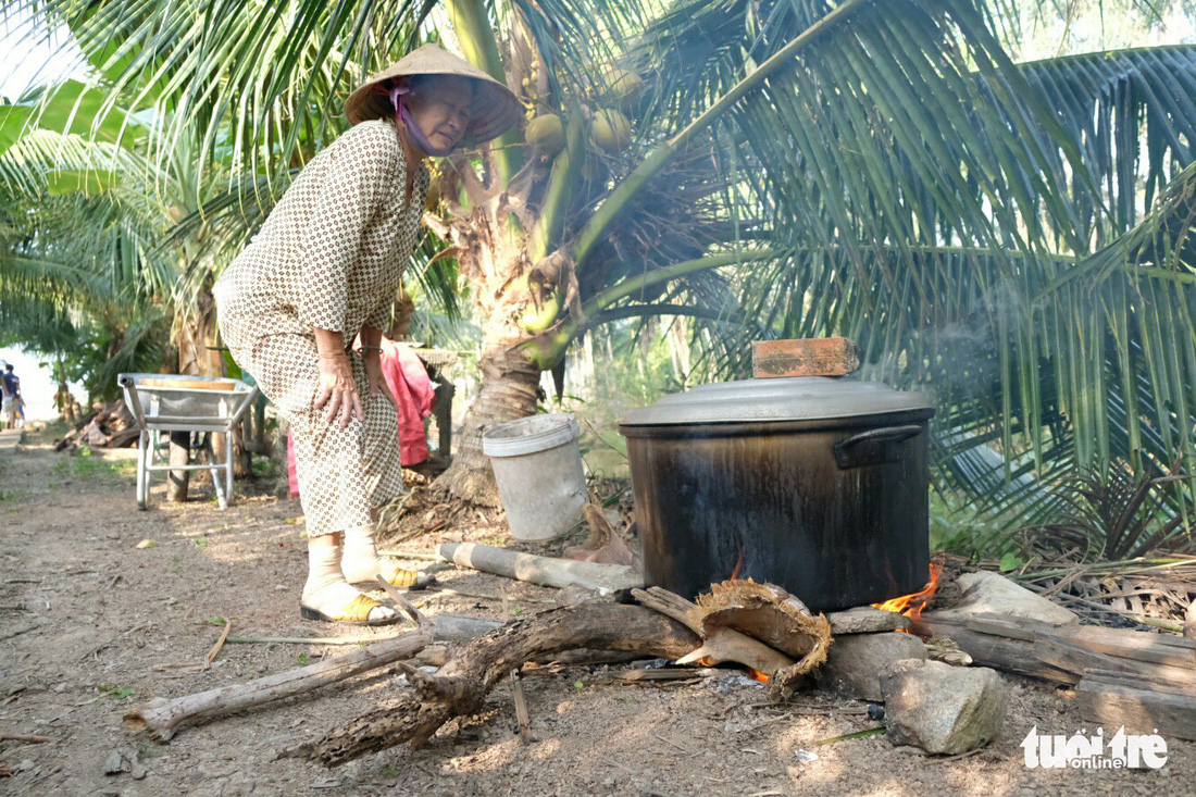 Miền Tây ngày giáp tết: gốc mai, bông thọ và... Đắp mộ cuộc tình - Ảnh 22.