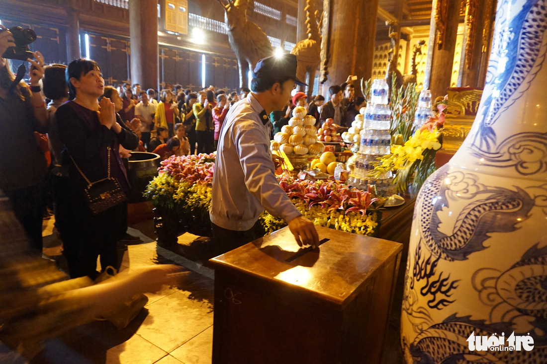 Vất vả nhặt tiền lẻ du khách đặt vào ban thờ Phật chùa Bái Đính - Ảnh 13.