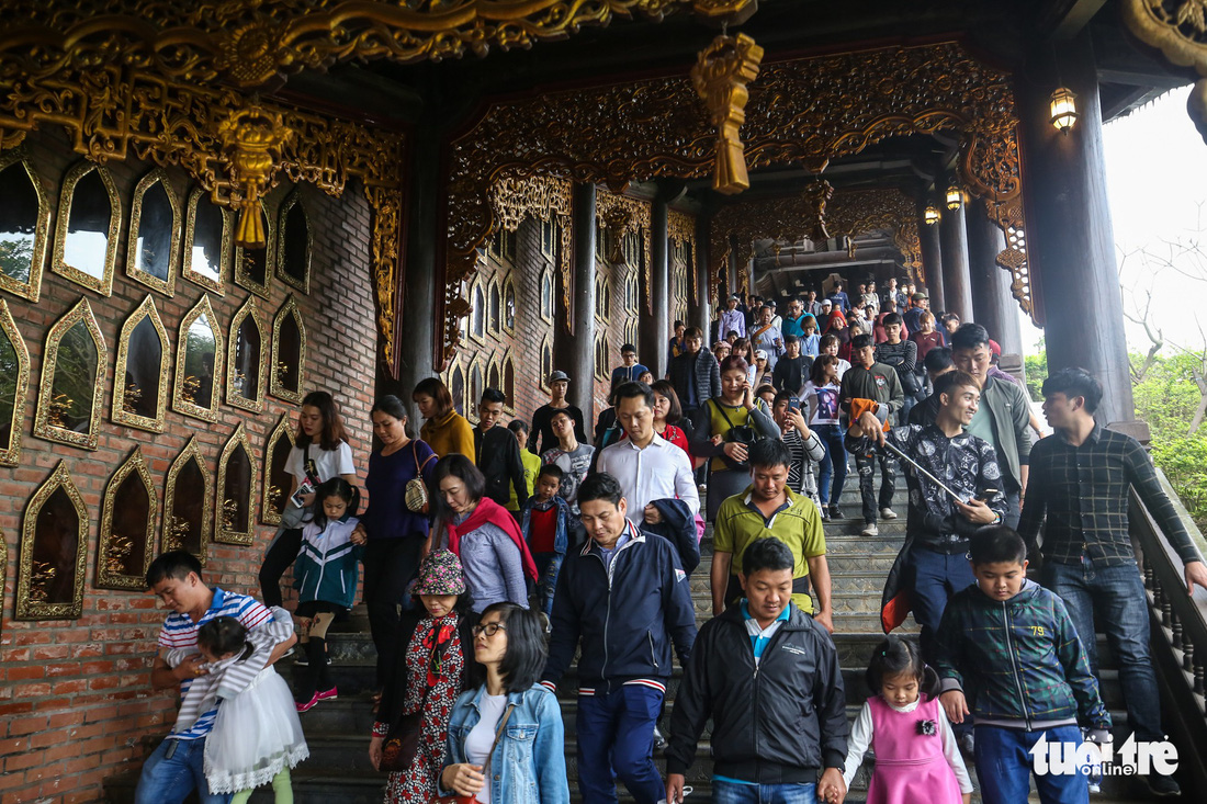 Vất vả nhặt tiền lẻ du khách đặt vào ban thờ Phật chùa Bái Đính - Ảnh 5.