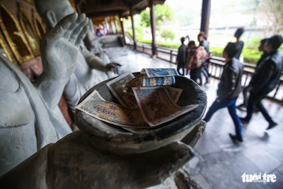Vất vả nhặt tiền lẻ du khách đặt vào ban thờ Phật chùa Bái Đính - Ảnh 8.