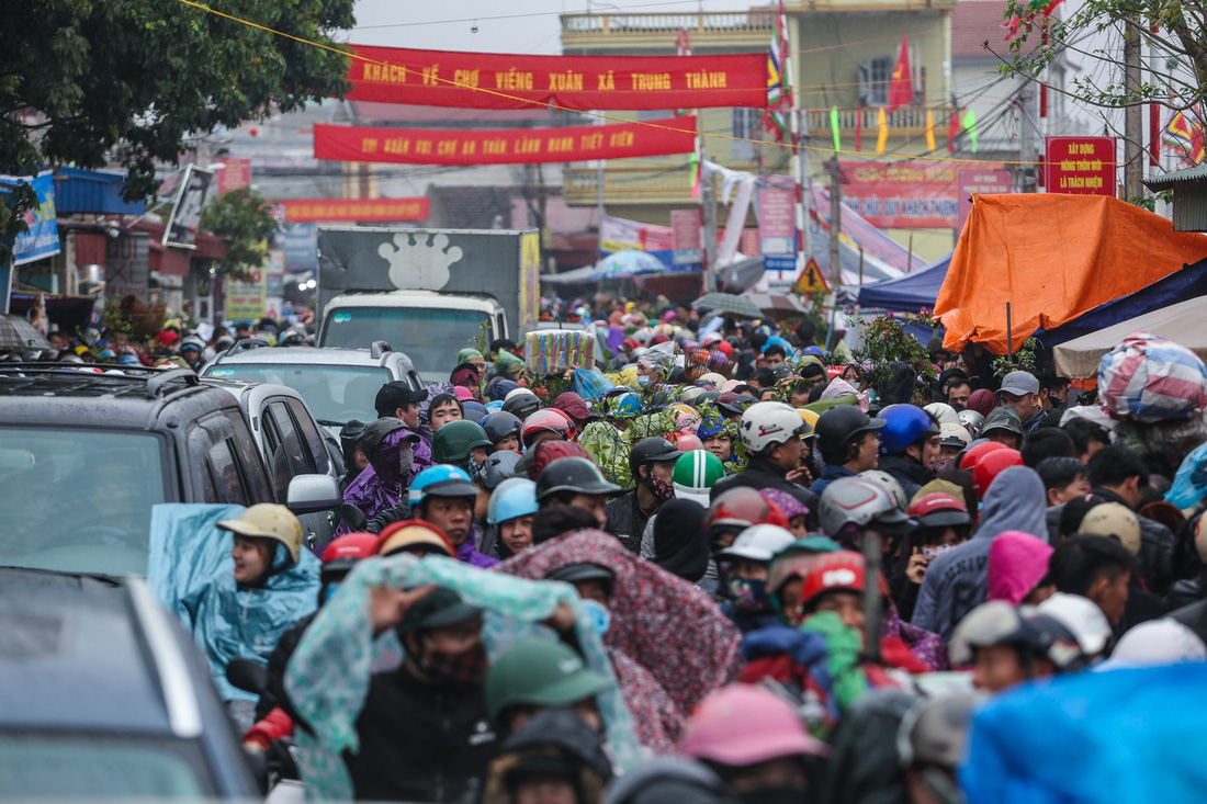 Biển người chen lấn dưới mưa tại chợ Viềng, Nam Định - Ảnh 16.