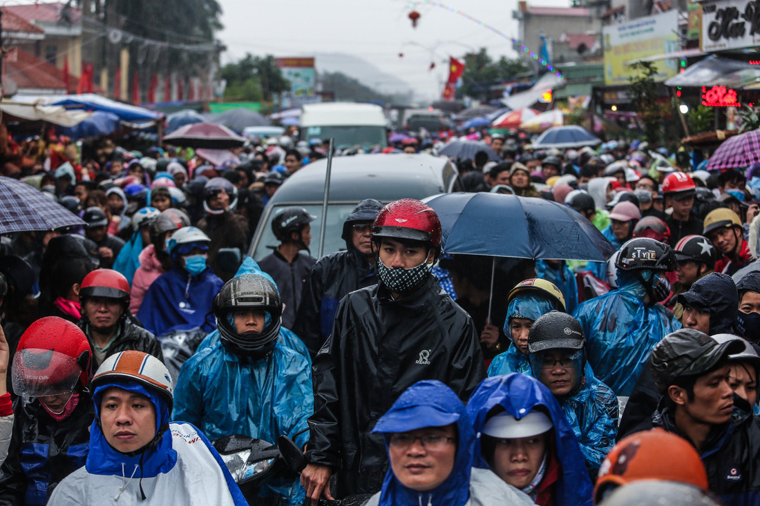 Biển người chen lấn dưới mưa tại chợ Viềng, Nam Định - Ảnh 3.