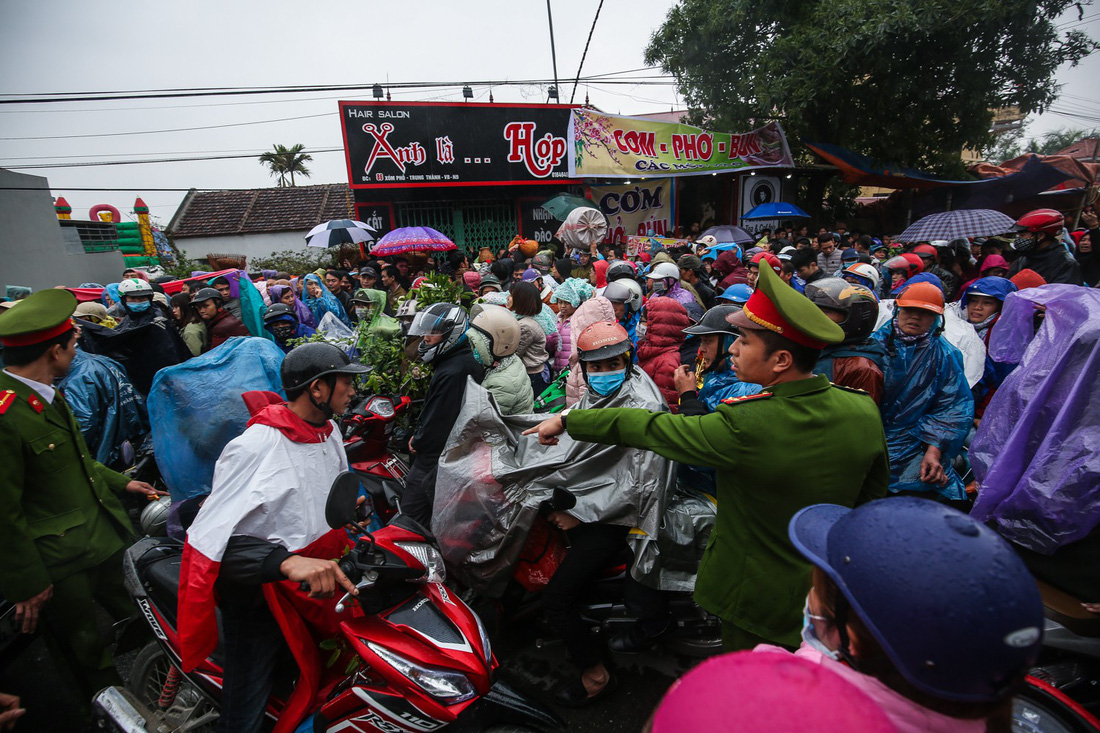 Biển người chen lấn dưới mưa tại chợ Viềng, Nam Định - Ảnh 9.