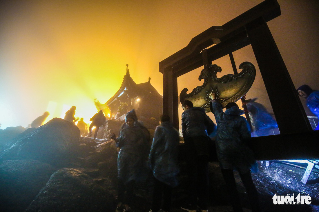 Hôm nay khai hội Yên Tử, người dân nườm nượp lễ bái từ tối khuya - Ảnh 5.
