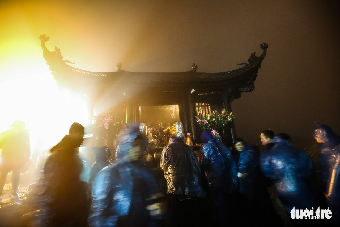 Hôm nay khai hội Yên Tử, người dân nườm nượp lễ bái từ tối khuya - Ảnh 12.