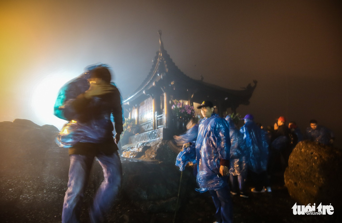 Hôm nay khai hội Yên Tử, người dân nườm nượp lễ bái từ tối khuya - Ảnh 9.