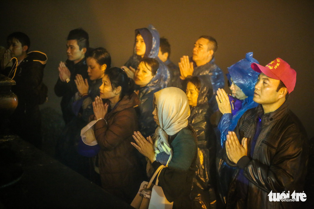 Hôm nay khai hội Yên Tử, người dân nườm nượp lễ bái từ tối khuya - Ảnh 13.