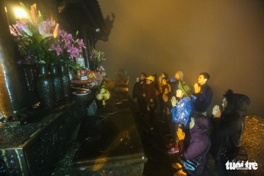 Hôm nay khai hội Yên Tử, người dân nườm nượp lễ bái từ tối khuya - Ảnh 15.