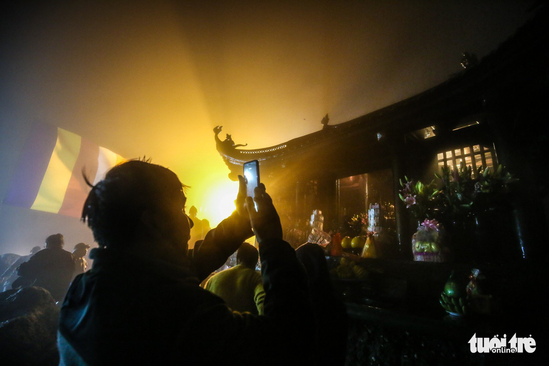 Hôm nay khai hội Yên Tử, người dân nườm nượp lễ bái từ tối khuya - Ảnh 14.