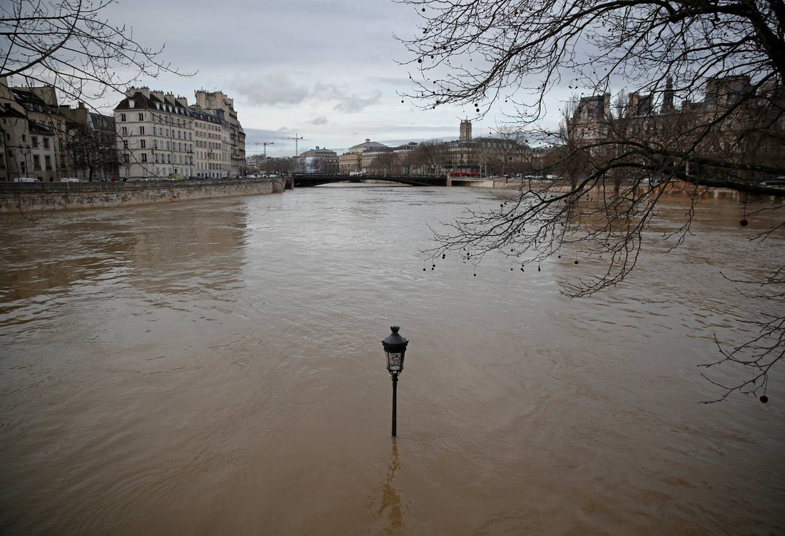 Thế giới trong tuần qua ảnh: Paris ngập trong biển nước - Ảnh 2.