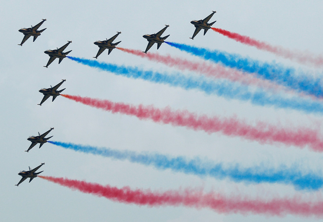 Màn biểu diễn ngoạn mục trong triển lãm hàng không Singapore Airshow 2018 - H10