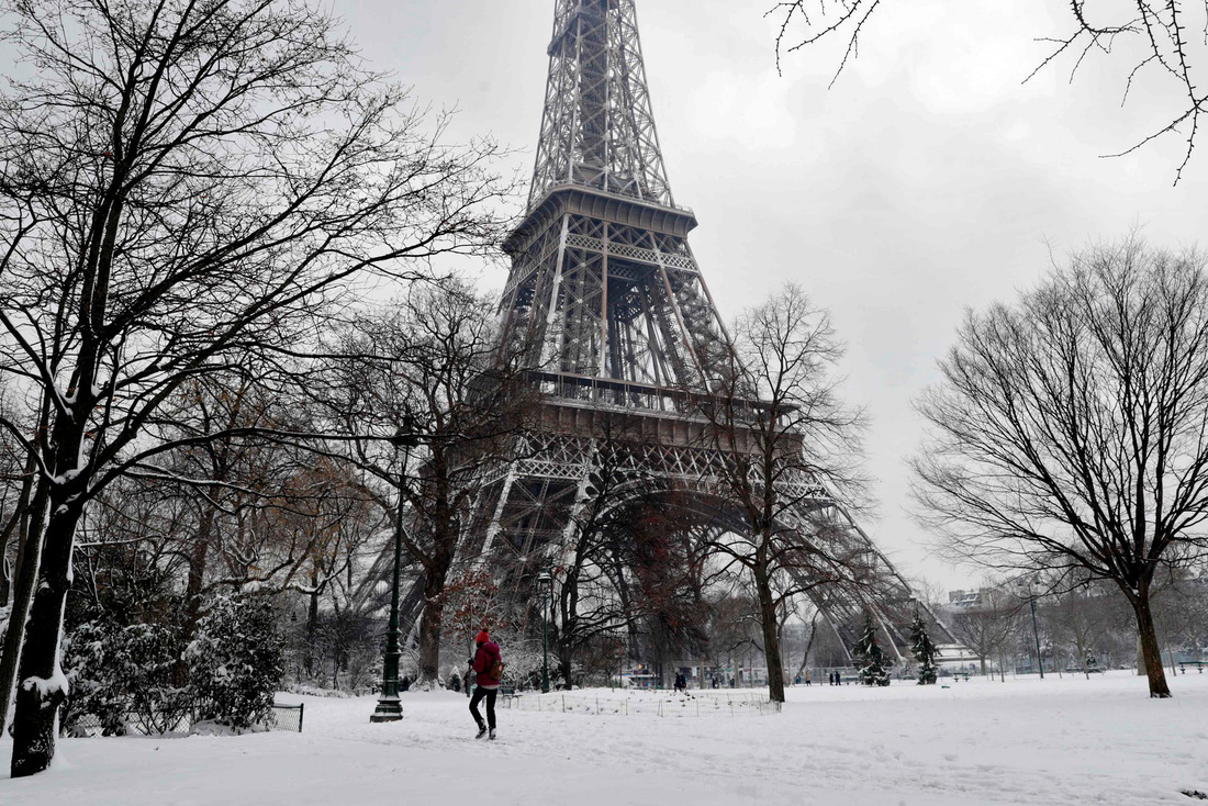 Chụp ảnh cưới nơi tháp Eiffel khoác màu tuyết trắng - Ảnh 2.