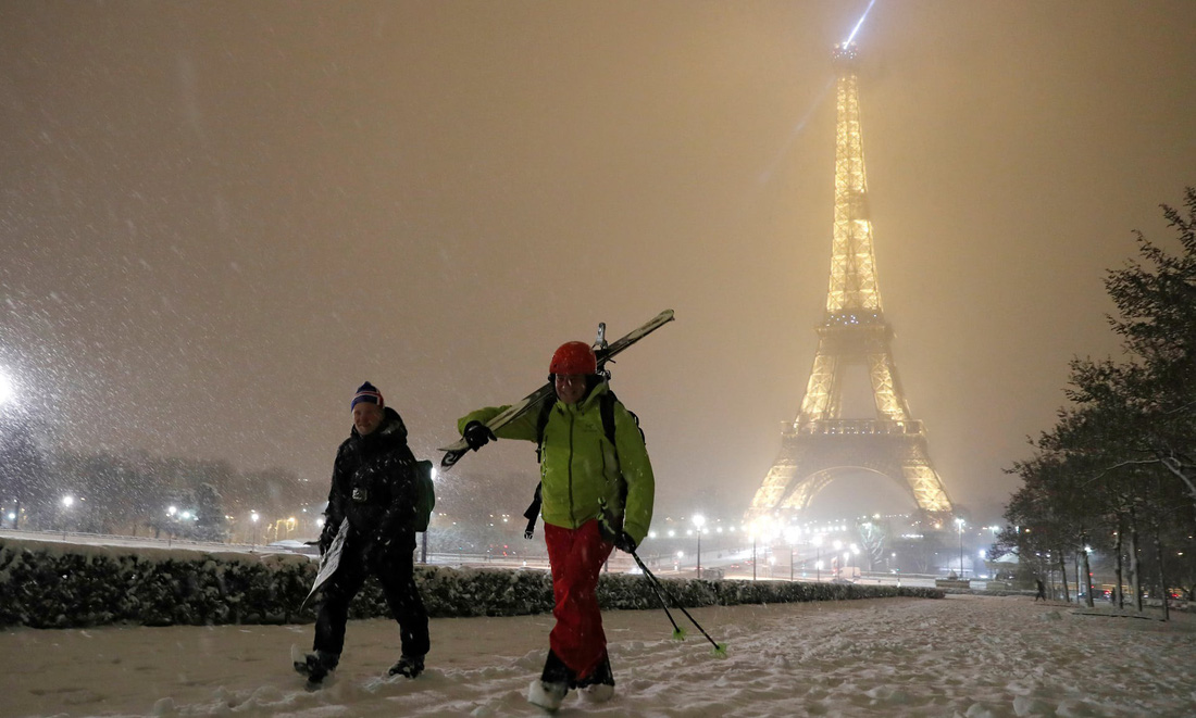 Chụp ảnh cưới nơi tháp Eiffel khoác màu tuyết trắng - Ảnh 3.