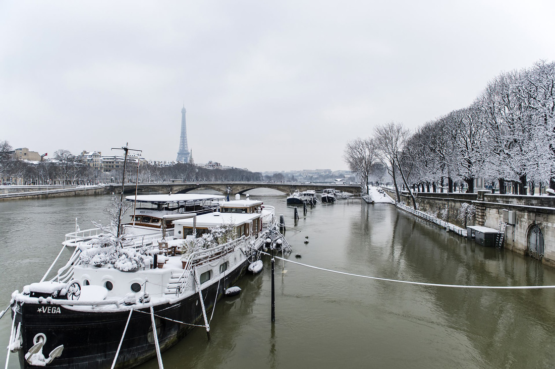 Chụp ảnh cưới nơi tháp Eiffel khoác màu tuyết trắng - Ảnh 4.