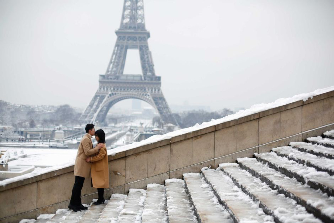 Chụp ảnh cưới nơi tháp Eiffel khoác màu tuyết trắng - Ảnh 9.