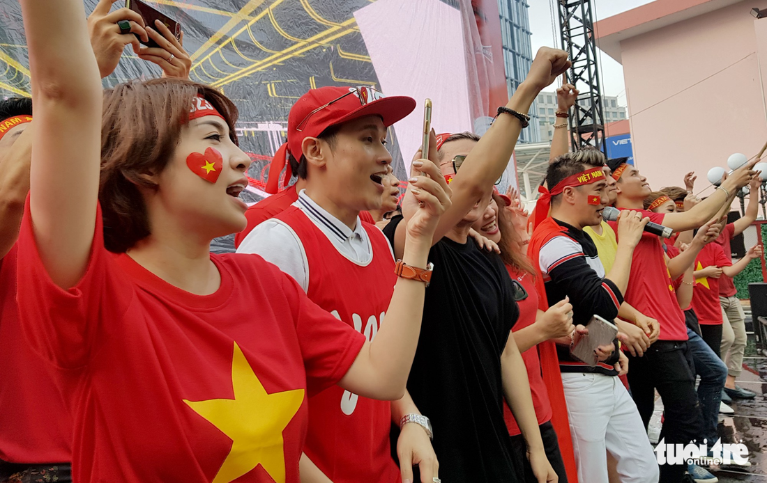 Nghệ sĩ Sài Gòn tụ hội cổ vũ đội tuyển U23 Việt Nam - Ảnh 1.