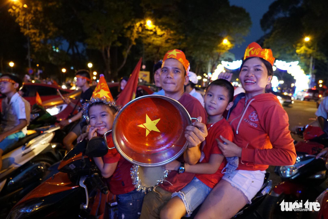 Fan Việt cuồn cuộn đổ ra đường mừng kỳ tích U23 Việt Nam - Ảnh 17.