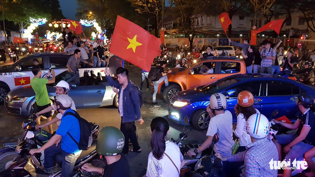 Fan Việt cuồn cuộn đổ ra đường mừng kỳ tích U23 Việt Nam - Ảnh 12.