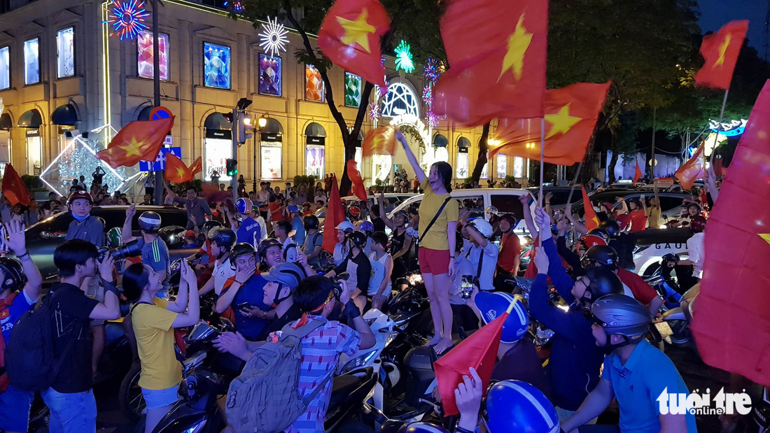 Fan Việt cuồn cuộn đổ ra đường mừng kỳ tích U23 Việt Nam - Ảnh 10.