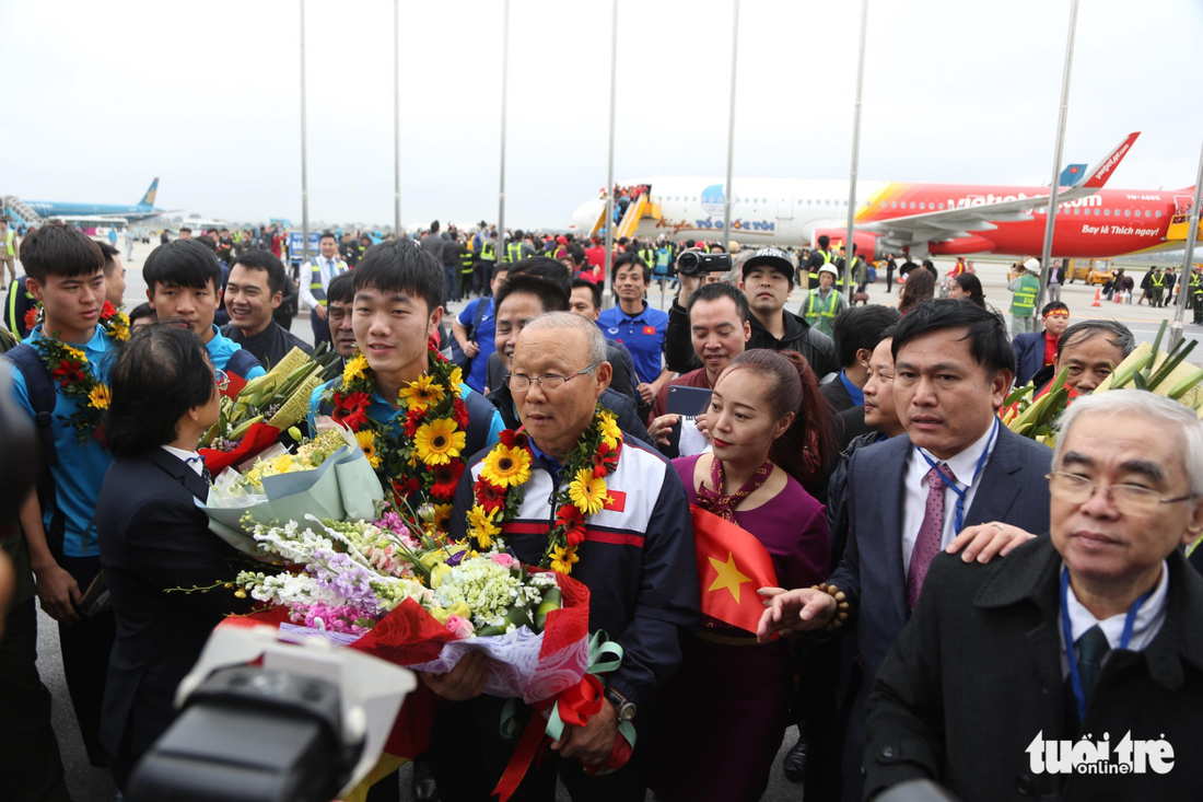 Hình ảnh chiến binh tuyết U-23 Việt Nam trở về trong vòng tay Tổ quốc - Ảnh 7.