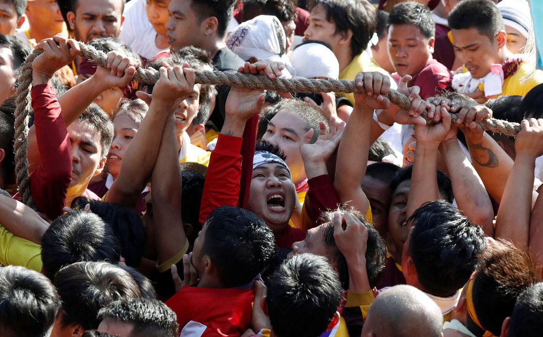 Chen lấn kinh hoàng tại lễ hội Black Nazarene ở Philippines - Ảnh 3.