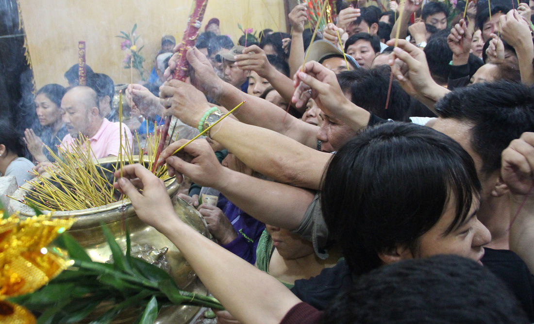 Chen lấn nghẹt thở bốc tro cầu may tại chùa Bà Bình Dương - Ảnh 13.