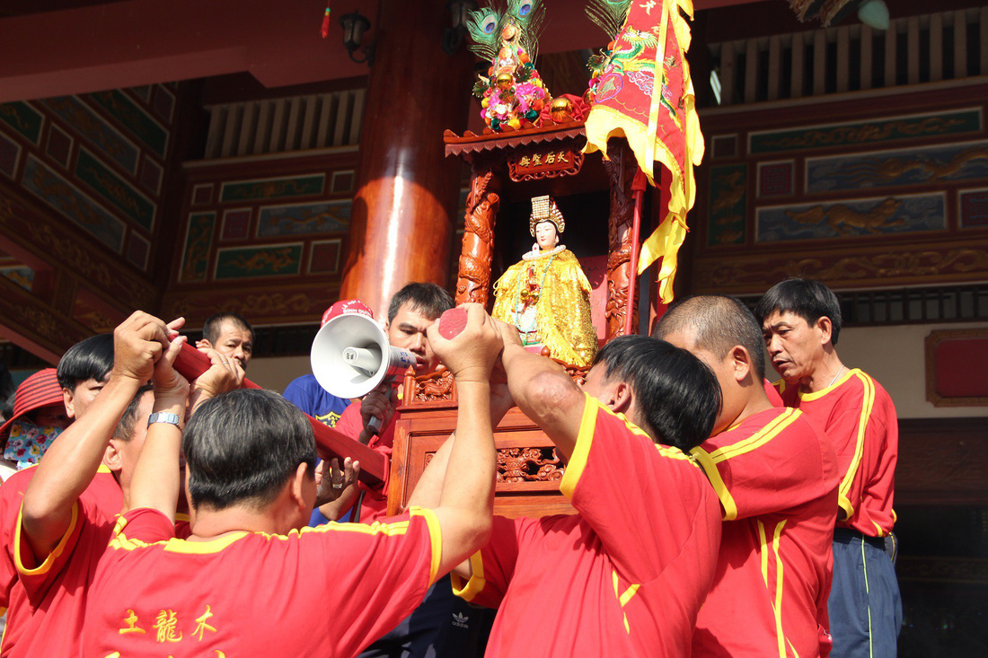 Chen lấn nghẹt thở bốc tro cầu may tại chùa Bà Bình Dương - Ảnh 19.