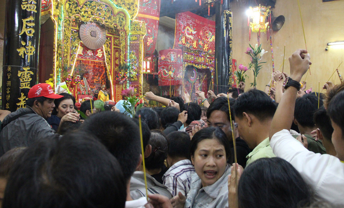 Chen lấn nghẹt thở bốc tro cầu may tại chùa Bà Bình Dương - Ảnh 6.