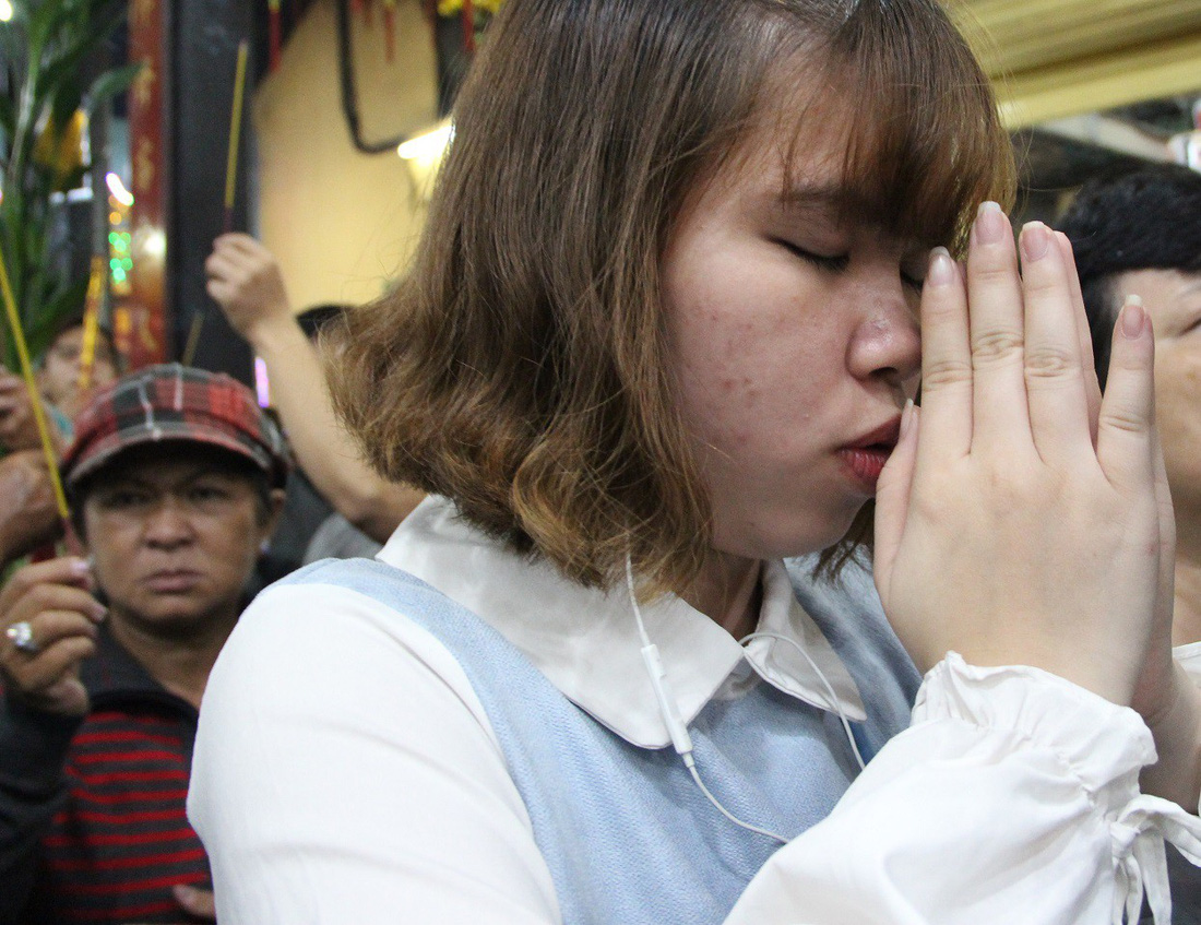 Chen lấn nghẹt thở bốc tro cầu may tại chùa Bà Bình Dương - Ảnh 8.