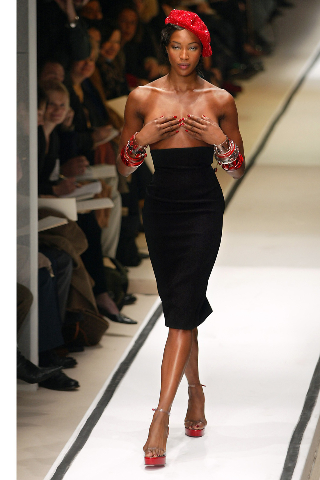 ‘Báo đen’ Naomi Campbell: biểu tượng thời trang 2018 - Ảnh 4.