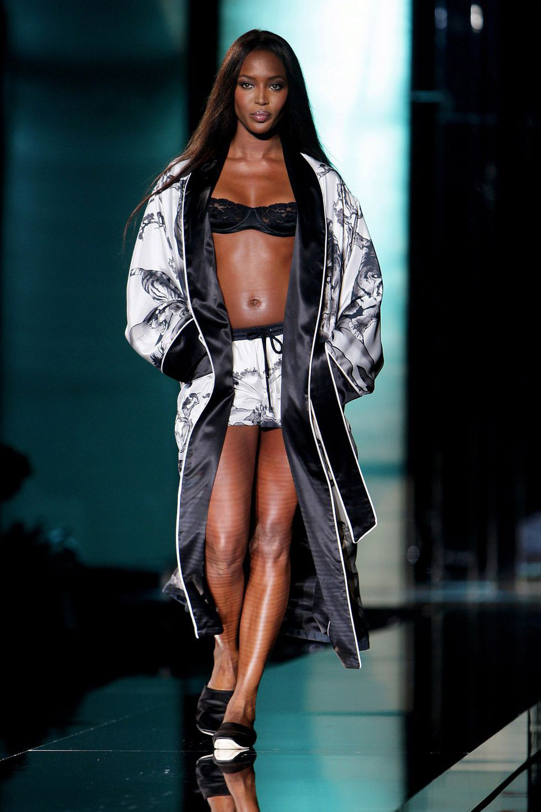 ‘Báo đen’ Naomi Campbell: biểu tượng thời trang 2018 - Ảnh 14.