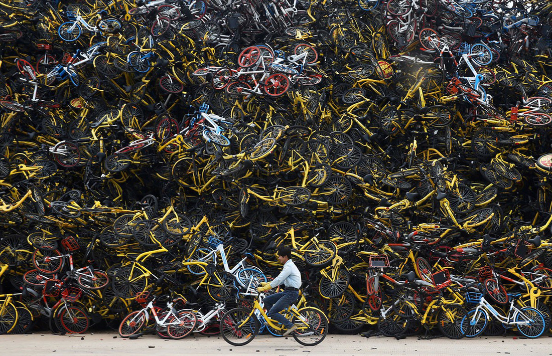 Những núi xe đạp bị vứt bỏ ở Trung Quốc - Ảnh 2.