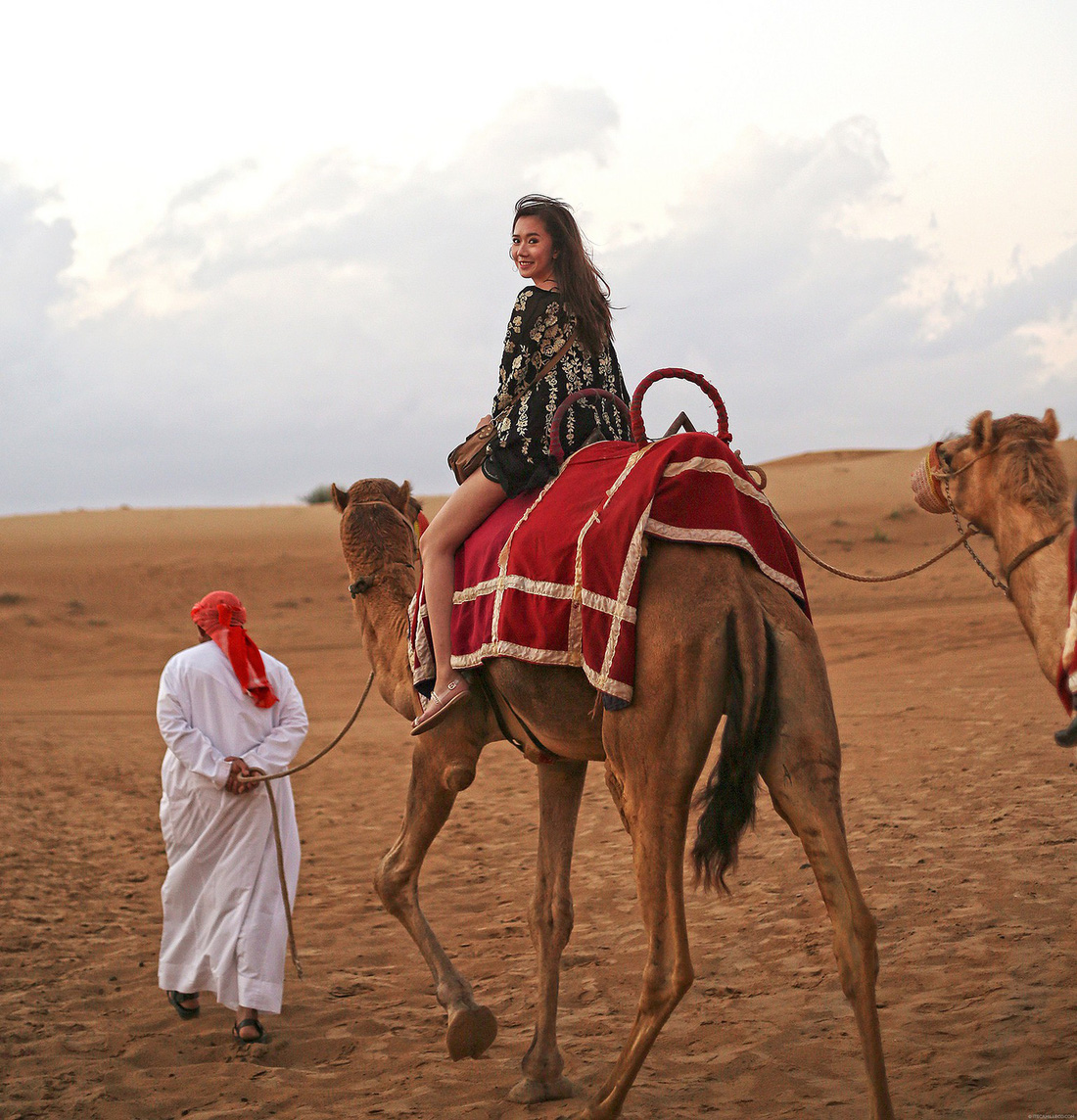 Đua xe trong sa mạc Dubai - Ảnh 1.