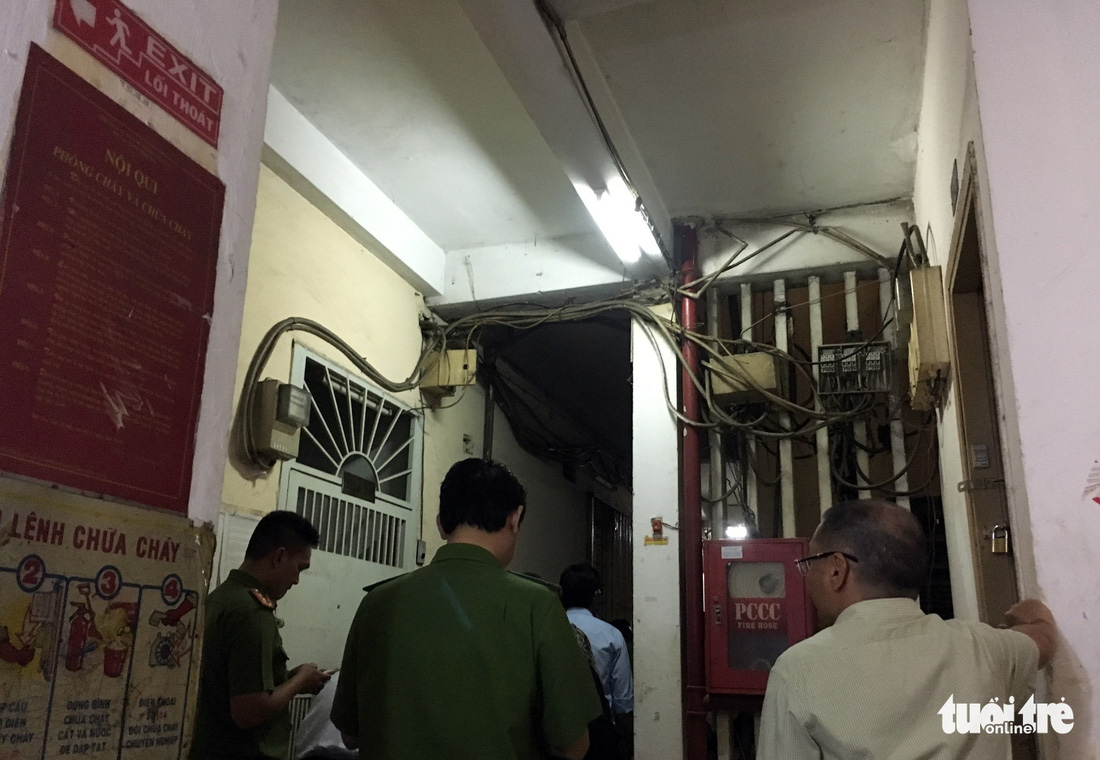 Rùng mình với hệ thống điện, cáp trong chung cư cũ ở Sài Gòn - Ảnh 8.