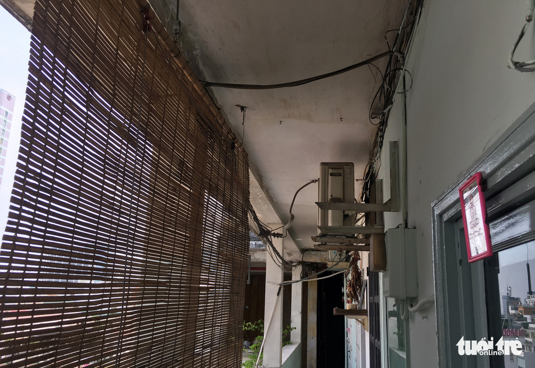 Rùng mình với hệ thống điện, cáp trong chung cư cũ ở Sài Gòn - Ảnh 5.