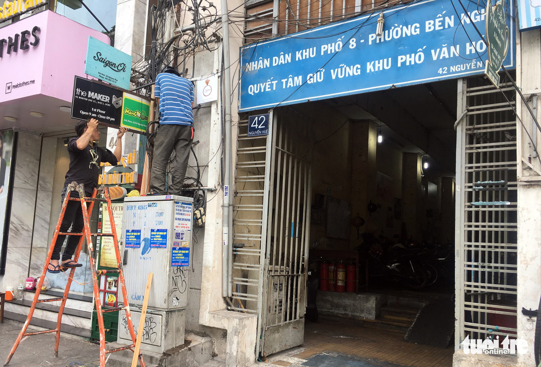 Rùng mình với hệ thống điện, cáp trong chung cư cũ ở Sài Gòn - Ảnh 6.